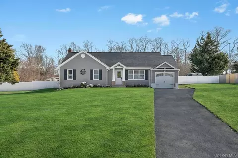 40 Great Rock Dr, Wading River, NY 11792