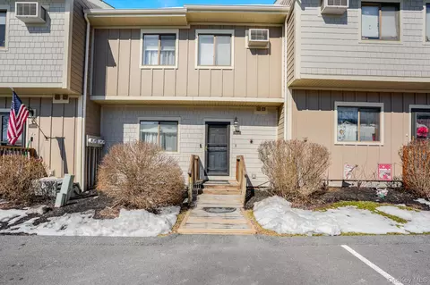 6203 Chelsea Cv N, East Fishkill, NY 12533