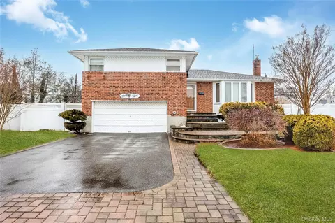 43 Maplewood Dr, Plainview, NY 11803