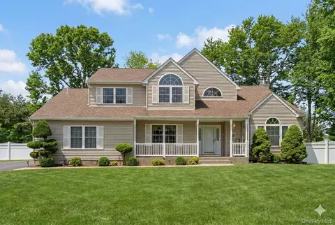 15 Alyssa Ct, Holbrook, NY 11741