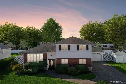 33 Fairlawn Ln, Centereach, NY 11720