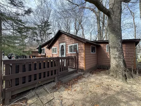 28 Anchor Path, Calverton, NY 11933