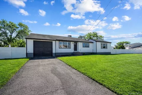 14 Morton St, Brentwood, NY 11717