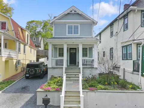 19 Charles St, North Hempstead, NY 11050