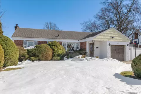 851 Hemlock St, Franklin Square, NY 11010