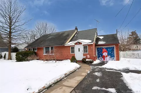 48 Pine St, Hicksville, NY 11801
