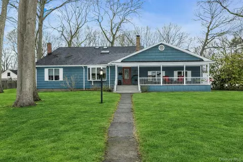558 Gillette Ave, Bayport, NY 11705