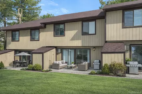 1006 Chelsea Cv S, Beekman, NY 12533