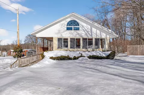 396 Crescent Ave, Highland, NY 12528