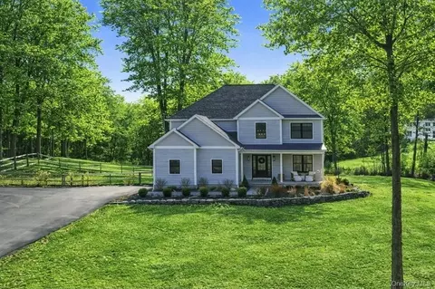 29 Orchard View Dr, Marlboro, NY 12542
