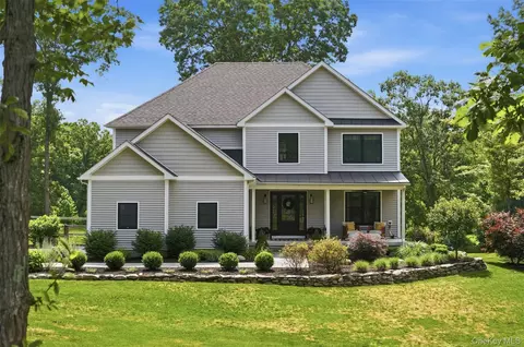 29 Orchard View Dr, Marlboro, NY 12542