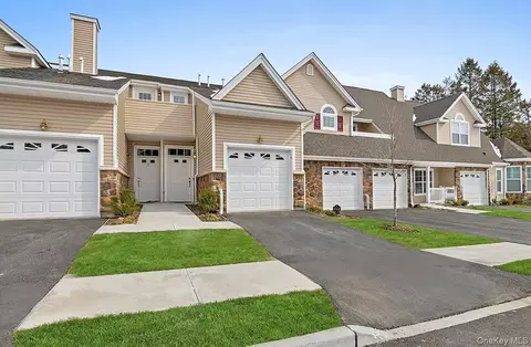 4 Steven Cir #4, Dix Hills, NY 11746