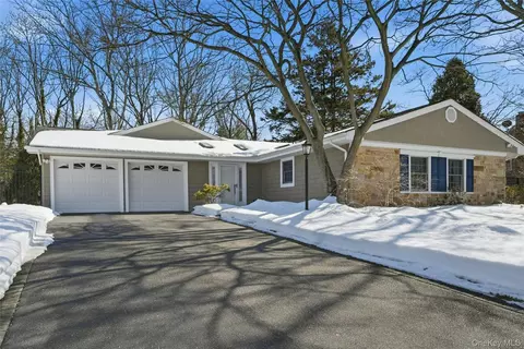 5 Shawmont Ln, Stony Brook, NY 11790