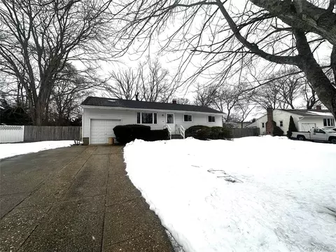 65 Rock Rd, Islip Terrace, NY 11752