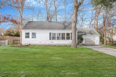 22 Overbrook St, Riverhead, NY 11901