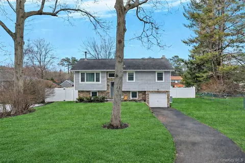 39 Joseph Pl, Nesconset, NY 11767