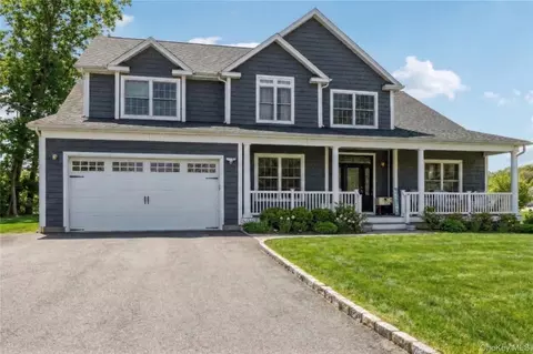 9 Saber Ln, Kings Park, NY 11754