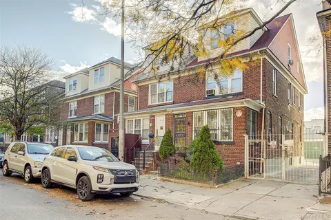 3528 93rd St, New York, NY 11372