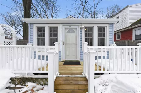 20 Bristol St, Huntington, NY 11743