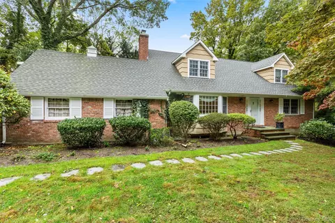 22 Woodfield Rd, Stony Brook, NY 11790