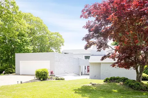 6 Bay View Dr, Hampton Bays, NY 11946