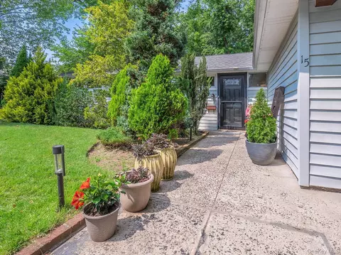 15 Park Ave, North Hempstead, NY 11548
