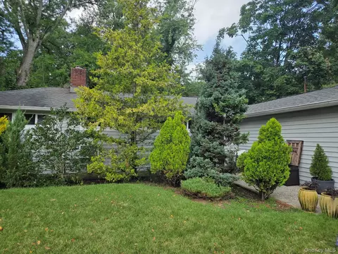 15 Park Ave, North Hempstead, NY 11548