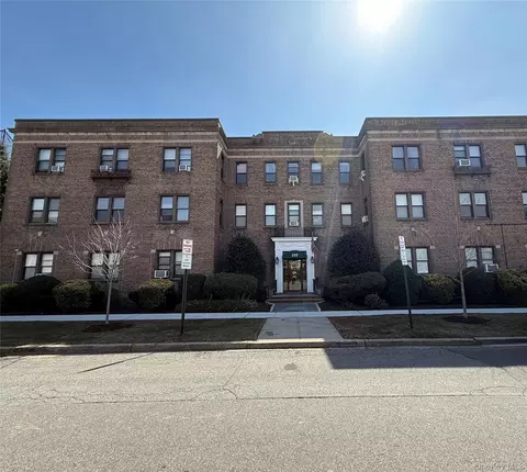 222 7th St #2H, Garden City, NY 11530