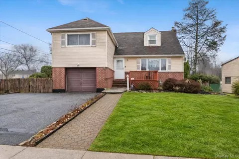 6 Gateway St, Bethpage, NY 11714
