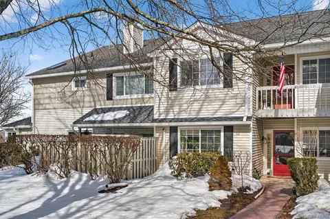 21 Magnolia Ln, Warwick, NY 10990