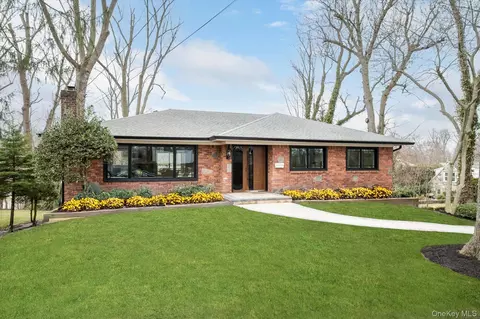 5 University Pl, North Hempstead, NY 11020