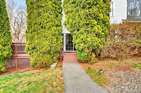 41 Pembrooke Ct, Putnam Valley, NY 10579