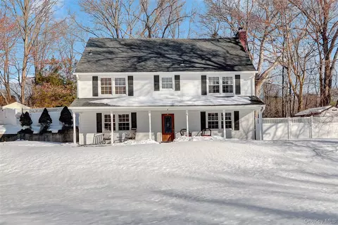 8 Noel Pl, Smithtown, NY 11787