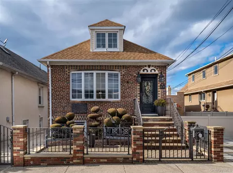 21-38 49th St, Astoria, NY 11105