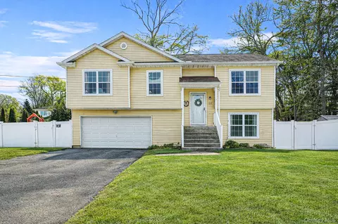 22 Poseidon Rd, Rocky Point, NY 11778