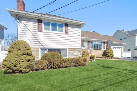 59 Cedar St, Massapequa, NY 11758