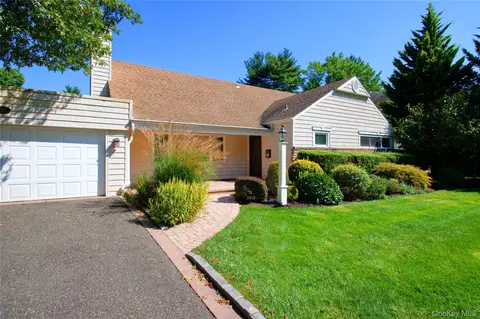 16 Arbor Rd, North Hempstead, NY 11577