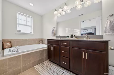Entry Way - 131 Meadow View Dr, Middletown, NY 10940 photo 5 of 6