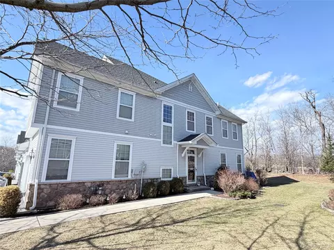 131 Meadow View Dr, Middletown, NY 10940