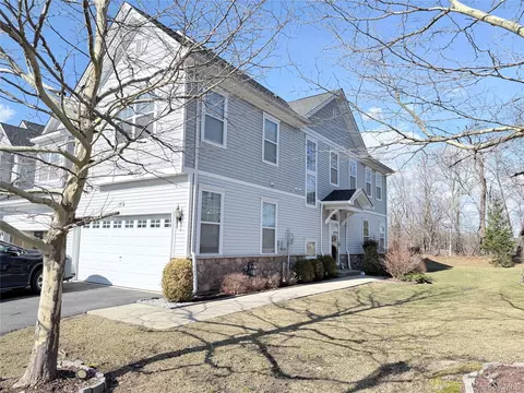 Exterior - 131 Meadow View Dr, Middletown, NY 10940 photo 2 of 6