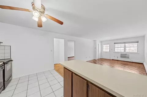 Living - 1840 Crompond Rd #2A3, Peekskill, NY 10566 photo 3 of 4