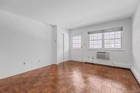 Living - 1840 Crompond Rd #2A3, Peekskill, NY 10566 photo 2 of 4