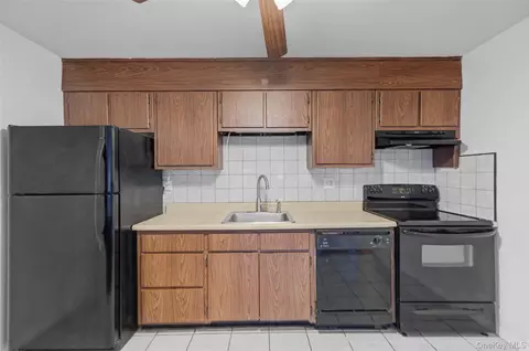 Kitchen - 1840 Crompond Rd #2A3, Peekskill, NY 10566 photo 2 of 3