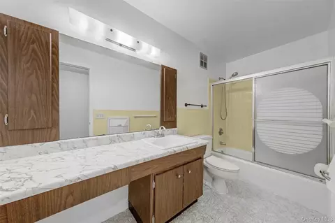 Bath - 1840 Crompond Rd #2A3, Peekskill, NY 10566 photo 1 of 2