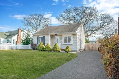 31 Walnut Ave, Patchogue, NY 11772