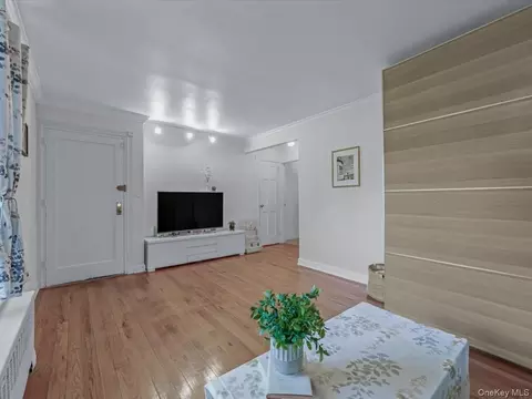 13 W Mill Dr #3A, North Hempstead, NY 11021