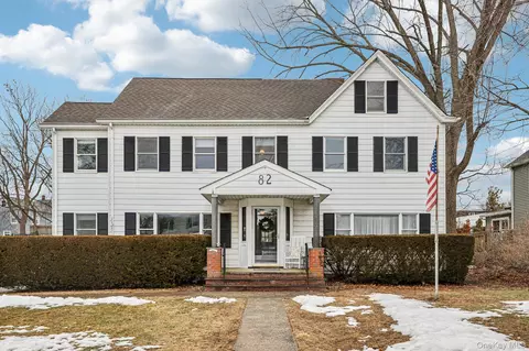 82 Vernon Ave, East Norwich, NY 11732