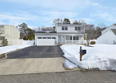 23 Apple Ln, Medford, NY 11763