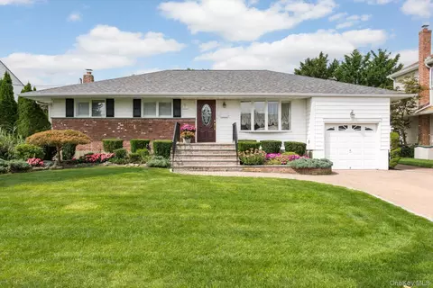 9 Rockaway Pl, Massapequa, NY 11758