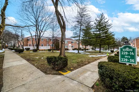 22930 Kingsbury Ave #UPPER, Oakland Gardens, NY 11364